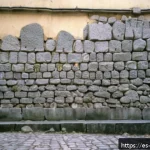 사라예보 장벽 투어 후기 - A detailed, close-up view of the Sarajevo Wall during the 1990s siege, showing the rough texture of ...